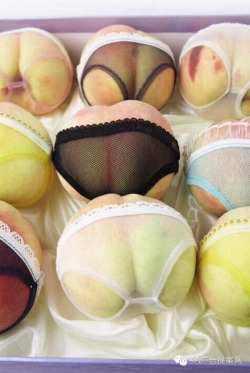 pingysfun:  Anyone for a peach…? LOL