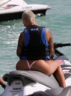 le-dope-shit:  dailyactress:  Amber Rose  😘