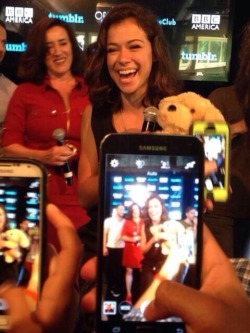 orphanblack:  evelynebrochue:  THEY GAVE TATIANA A PUPPY  You’re