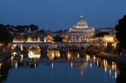 vicariousplacebo:  Saint Peter’s basilica at night by famigliaferraris