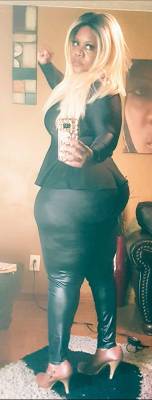 blackbbwonly:  bigeric05:  Damn She’s Thick  She has pic of