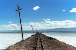 chinaism:青海湖 Qinghai Lake  it reminds me of the railroad