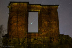 astronomypictureoftheday:   Comet Lovejoy through Mörby Castle