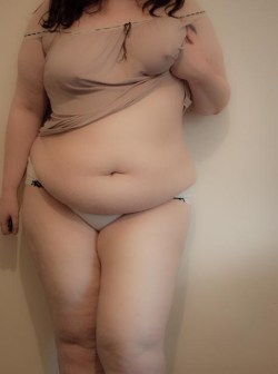hot-pudgy:  Chunky hottie with exposed sexy body