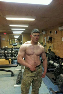 usarmytrooper:  Working out in the sandbox