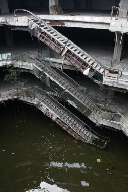 architectureofdoom:   Abandoned mall in Bangkok