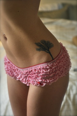 girlwiththeskullkneesocks:  I want a similar tree tattoo but