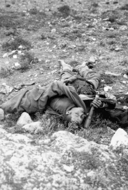 tanyushenka:  Dead Ottoman soldier holding a hand grenade, 