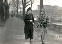 Départ d’un jeune soldat accompagné de sa fraulein, 1914.