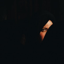 aliirq:A woman walks through an alleyway en route to the Imam