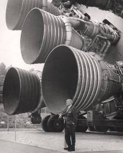 Wernher von Braun standing next to the F-1 engines on the Apollo