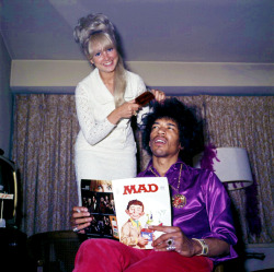 babeimgonnaleaveu:   Jimi Hendrix having his hair done while