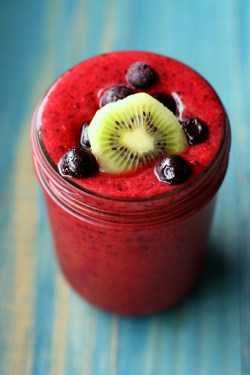 vegan-yums:    Immunity Boosting Triple Berry Kiwi Smoothie /