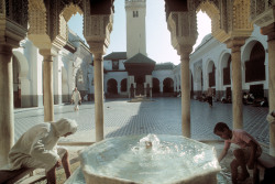 unrar:    Morocco, Fez, 1991. Quaraouyine mosque. Muslims performing