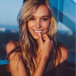 brianjleeee:  Alexis Ren is perfection 