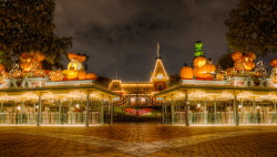 elvishprincess:  yeah-disneygeek:  Halloween on Main Street USA!