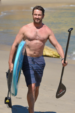 shirtlessmalecelebs:  Gerard Butler 