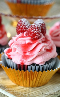 foodiebliss:  Chocolate Raspberry Champagne CupcakesSource: Yummy