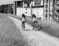 fat-bottom-girls:  girls-on-bicycles:📲  ★ * Via: Fat bottom
