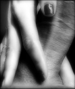 afroditimou2:  To touch you….let my fingers tickle, arouse,