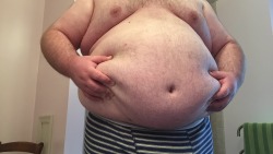 luvbigbelly:  eruditebear:  thefatdrake:  Was feeling fat and