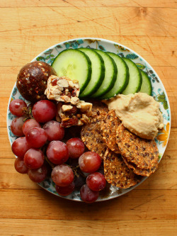 garden-of-vegan:  Cucumber slices, roasted garlic hummus, and