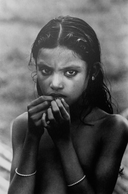 howtoseewithoutacamera:by Jean MohrFlood, Bangladesh, 1972.