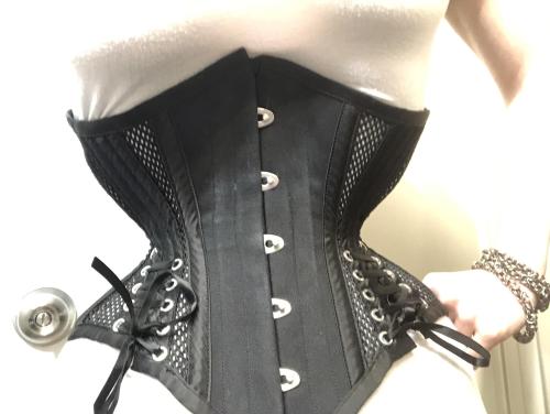 bustiers-and-corsets:  Laced up 🎀