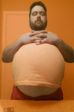 keepembloated:  colourchubs:  I love seeing a man’s belly hang