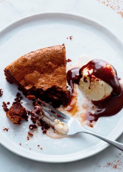 fullcravings:  How To Make the Best Flourless Chocolate Cake