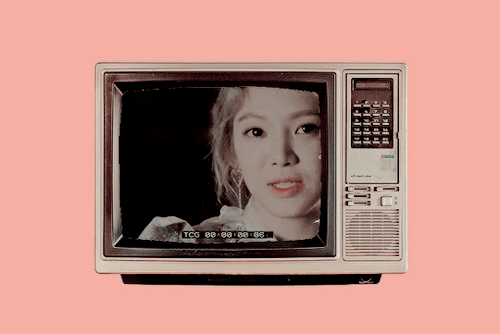 baeyuries: “Time has really passed by quickly. Watching all of the stage videos we’ve done, we thought ‘we have done so many stages.‘” Want to know more? Tune in channel 4. #HOLIDAYNIGHT (4/8)