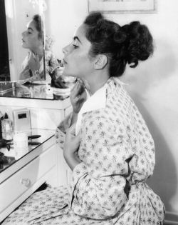 ava-et-liz:  Young Elizabeth Taylor at her vanity, 1940s.