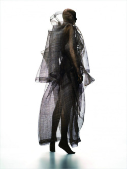   ISSEY MIYAKE-Horsehair Autumn Winter 1990- Photo Hiroshi Iwasaki