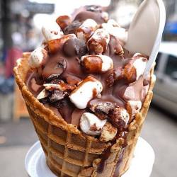 yummyfoooooood:  Ice Cream Cone with Mini Marshmallows &
