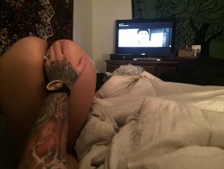 zipndoublecup:  Twenty minutes into Netflix. Damn girl chill