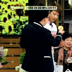 ohnoonho:  minho being trolled into an indirect kiss. LOL JUST