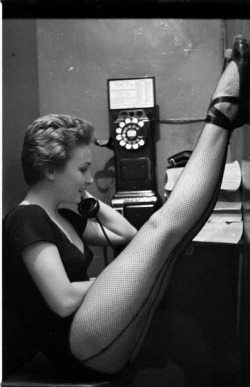 fffab:  theballetblog:  Dancer in a PhoneboothMary Ellen TerryPhoto