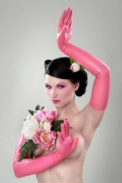 fear-and-loathing-in-latex:  Sister Sinister rockin pink latex