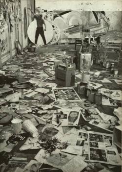 poplifeplus:  James Rosenquist painting in his studio 1967 