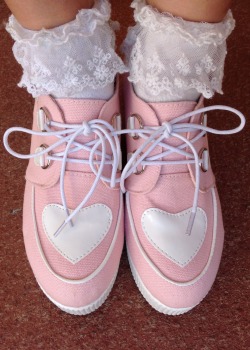 pastel-cutie:  dolldelight:  Heart Creeper Wedges (Pink) 35$