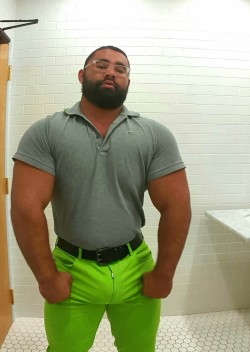 noodlesandbeef:  Today’s look.    Handsome sexy muscular man