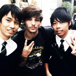 moodkiller:  Louis with fans in Tokyo                       