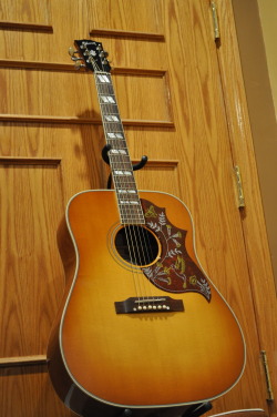 worldaccordingtoanoun:  Gibson Hummingbird Guitar