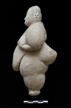 mini-girlz: Archaeologists in Turkey Find Neolithic Female Statuette