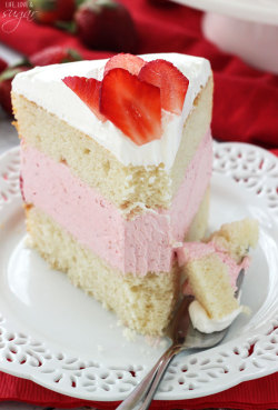 do-not-touch-my-food:    Strawberry Ice Cream Cake  