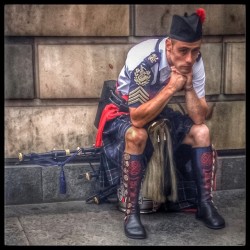 fotoflingscotland:  The Bored Piper #bagpipe #piper #edinburgh