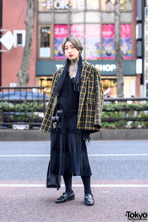 tokyo-fashion: 21-year-old Japanese tattoo model Chihiro on the