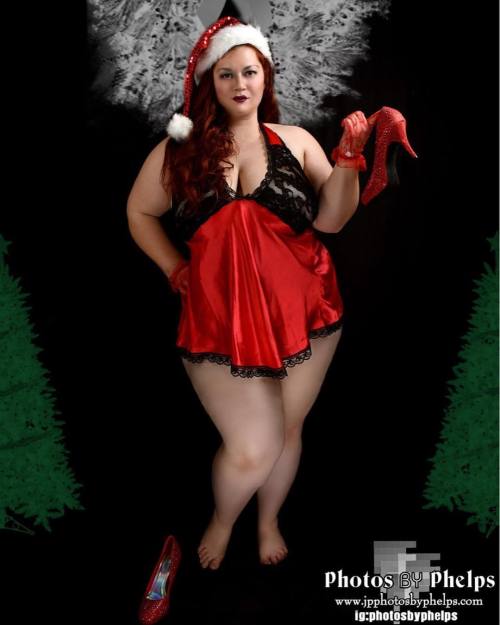 Christmas past with Fort Wayne’s  own Kerry Stephens @karielynn221979 be sure to check out her page and her many photosets for sale effect for a collector of sexy body positive imagery. #christmas #celebratemysize #photosbyphelps #irishgirl #redhead
