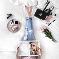 londonpearl:  https://www.instagram.com/phoebesoup/