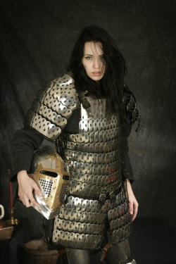 baremaidens:  That’s our Shakti on top! Women in armor are